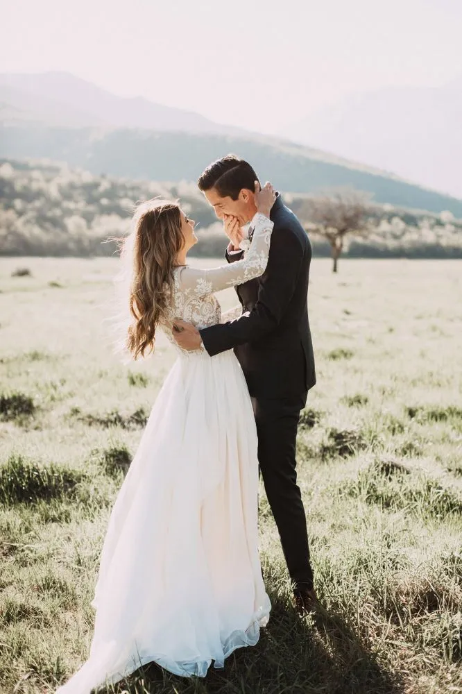Chic Long Sleeves Tulle A line Wedding Dresses Appliques Floor Length Bridal Gowns