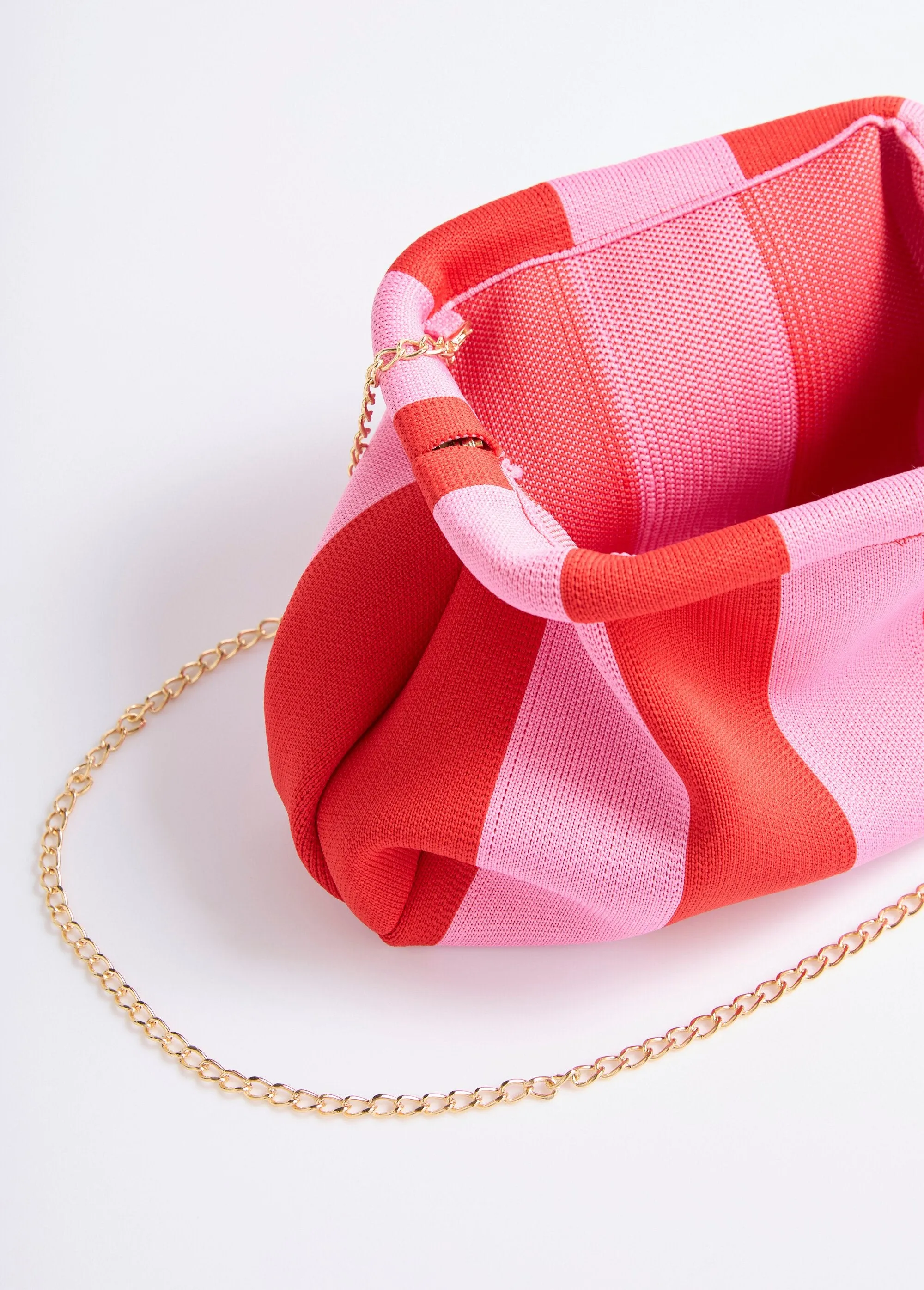 Fashionable mesh handbag with rigid clasp