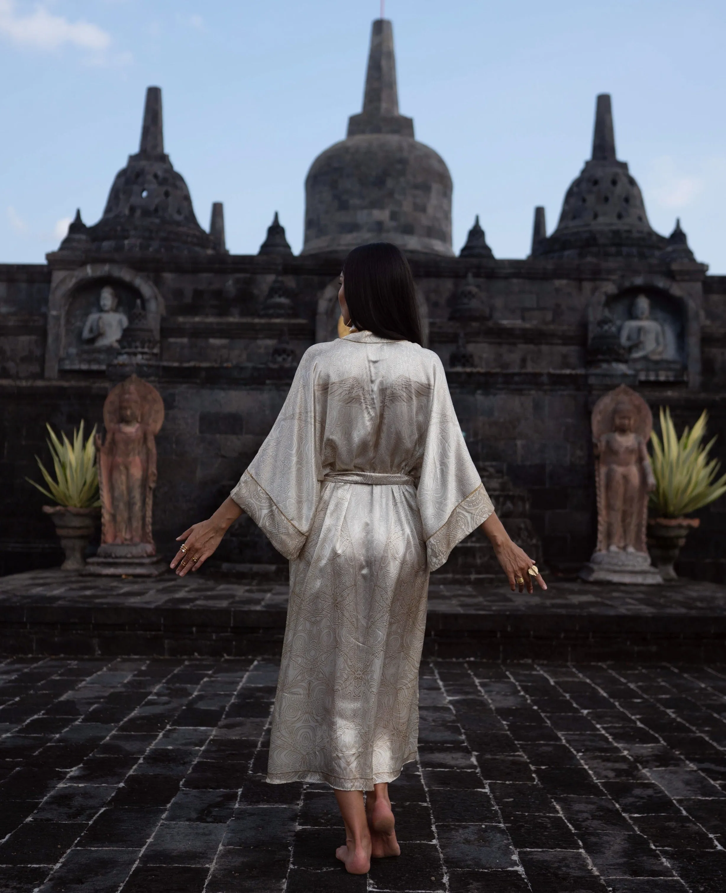 The Messenger Priestess Classic Kimono