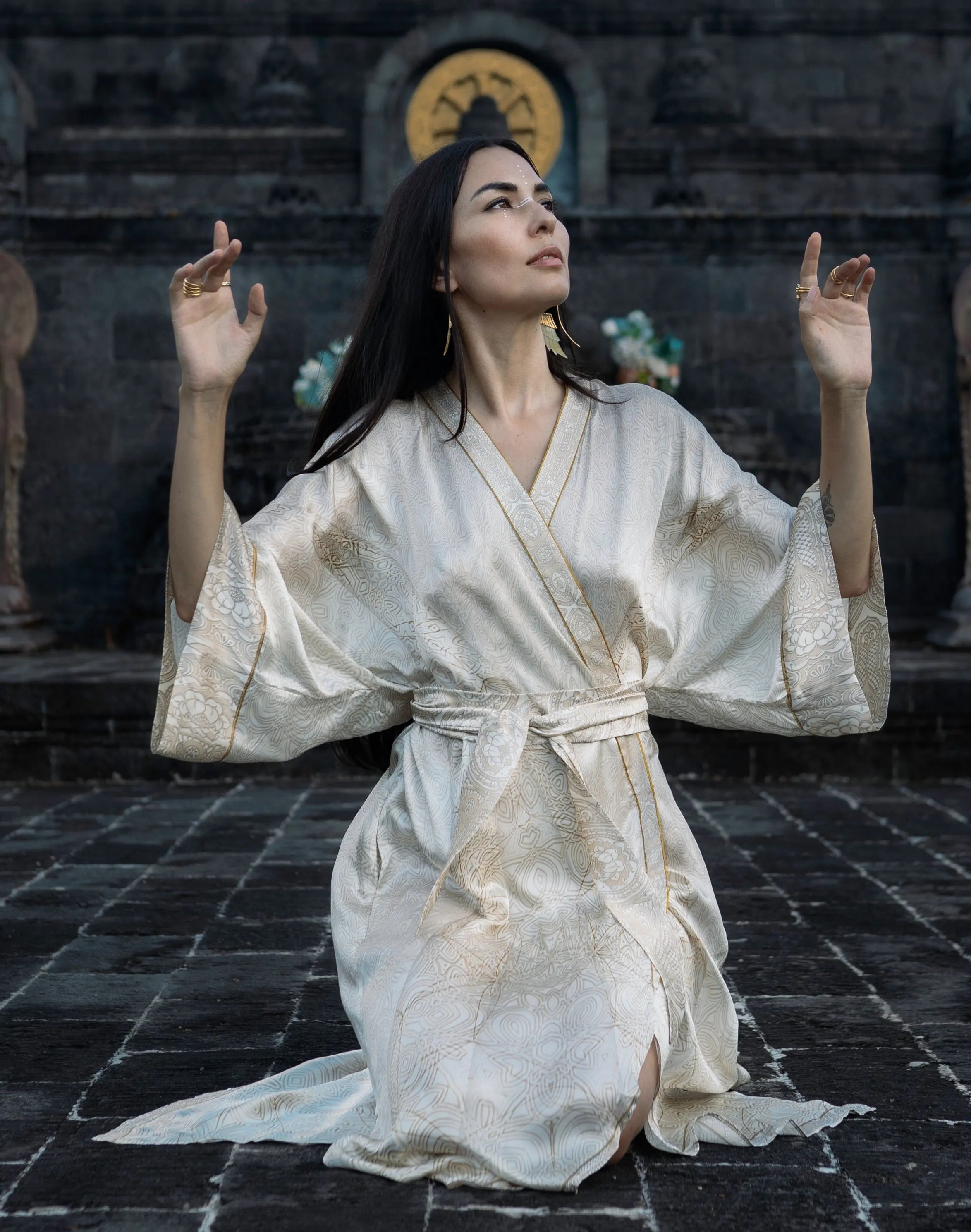 The Messenger Priestess Classic Kimono
