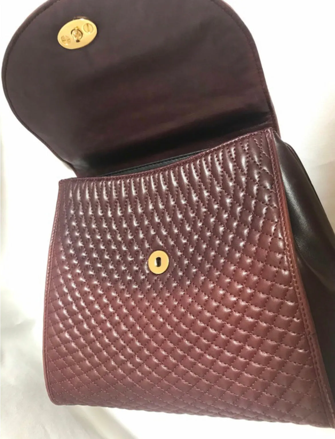 Vintage BALLY wine brown quilted lambskin handbag with golden logo turn lock closure. 050425r1